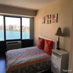 Luxury Condo With Riverview Of Canada