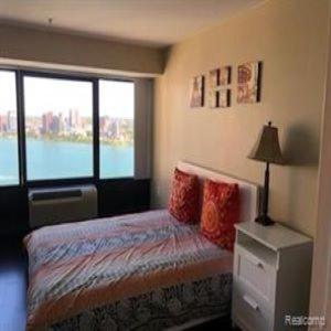 Luxury With Riverview Of Canada Detroit